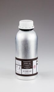 Flasche mit EUKITT 4400, deren Inhalt in eine Form gescshüttet wird
